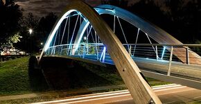 Voetgangersbrug in Landgraaf kleurrijk aangelicht