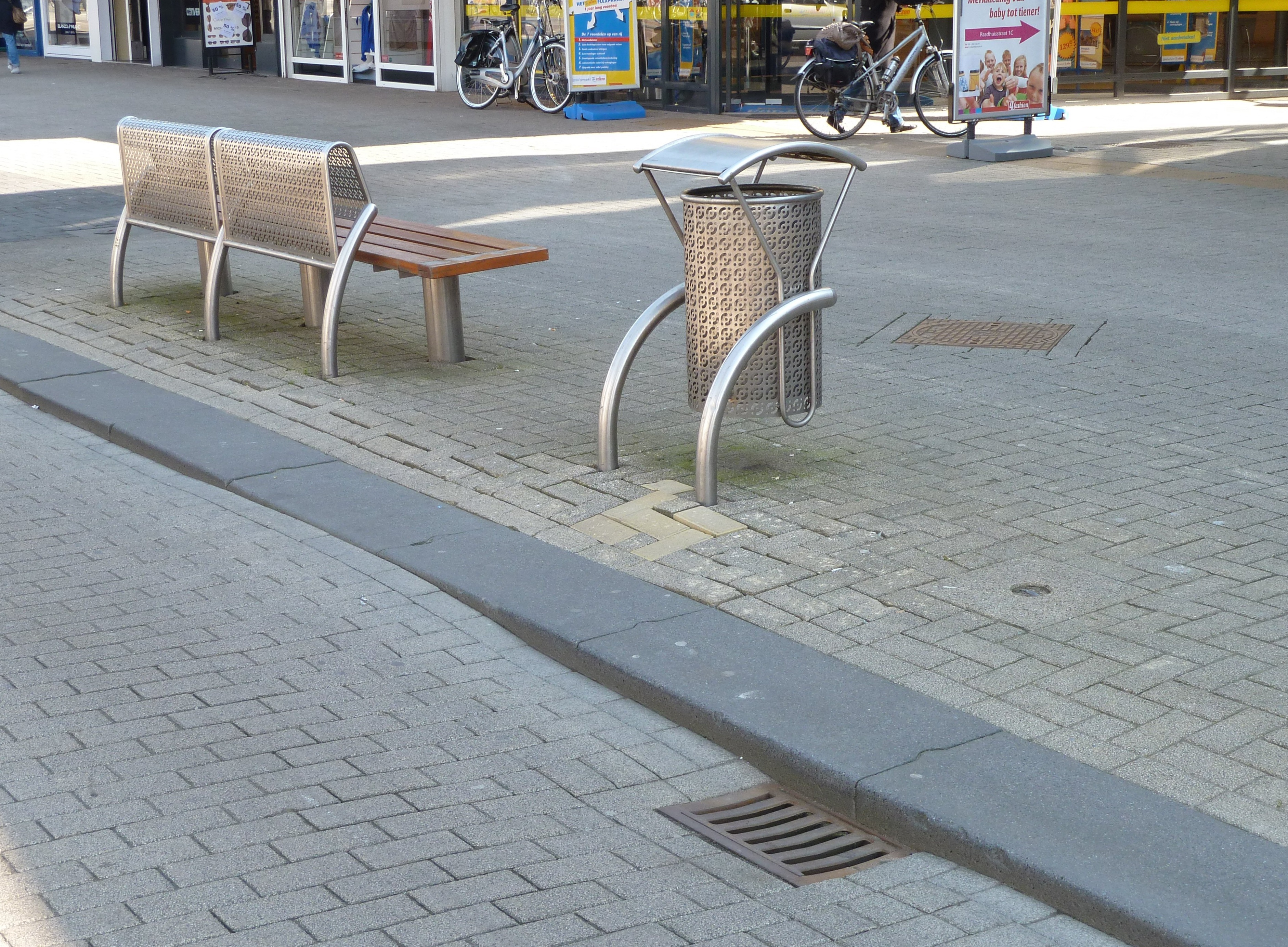 straatmeubilair in de weg